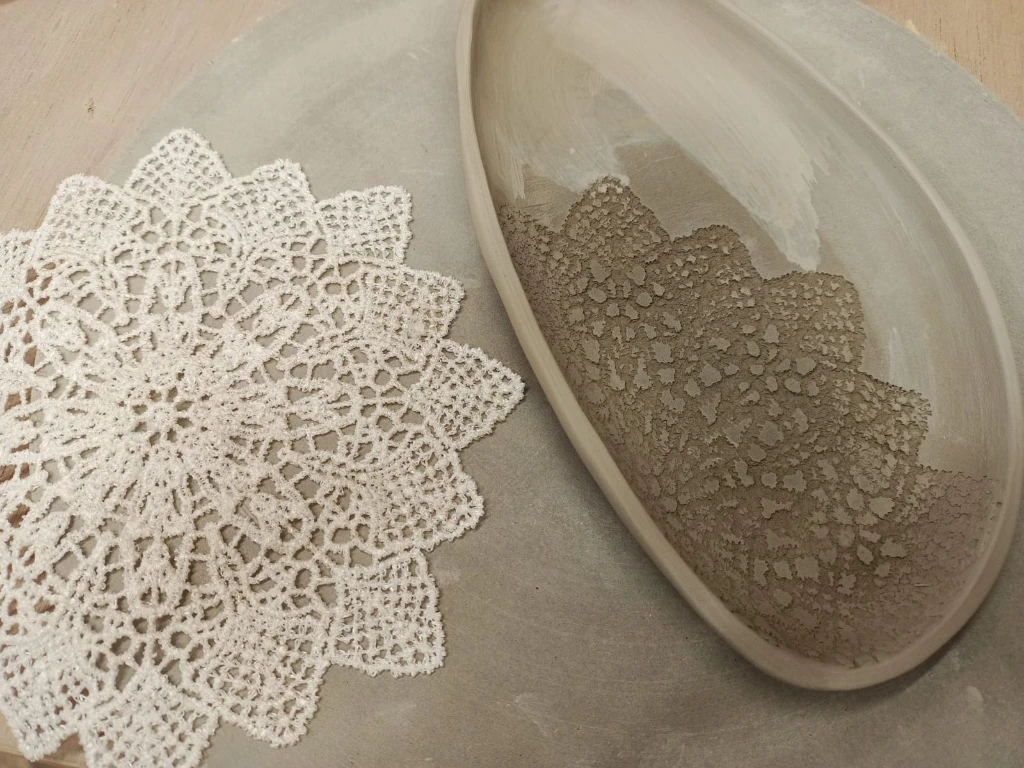 Überform mit Spitze Ton.webp