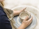 Hand an Töpferscheibe.webp