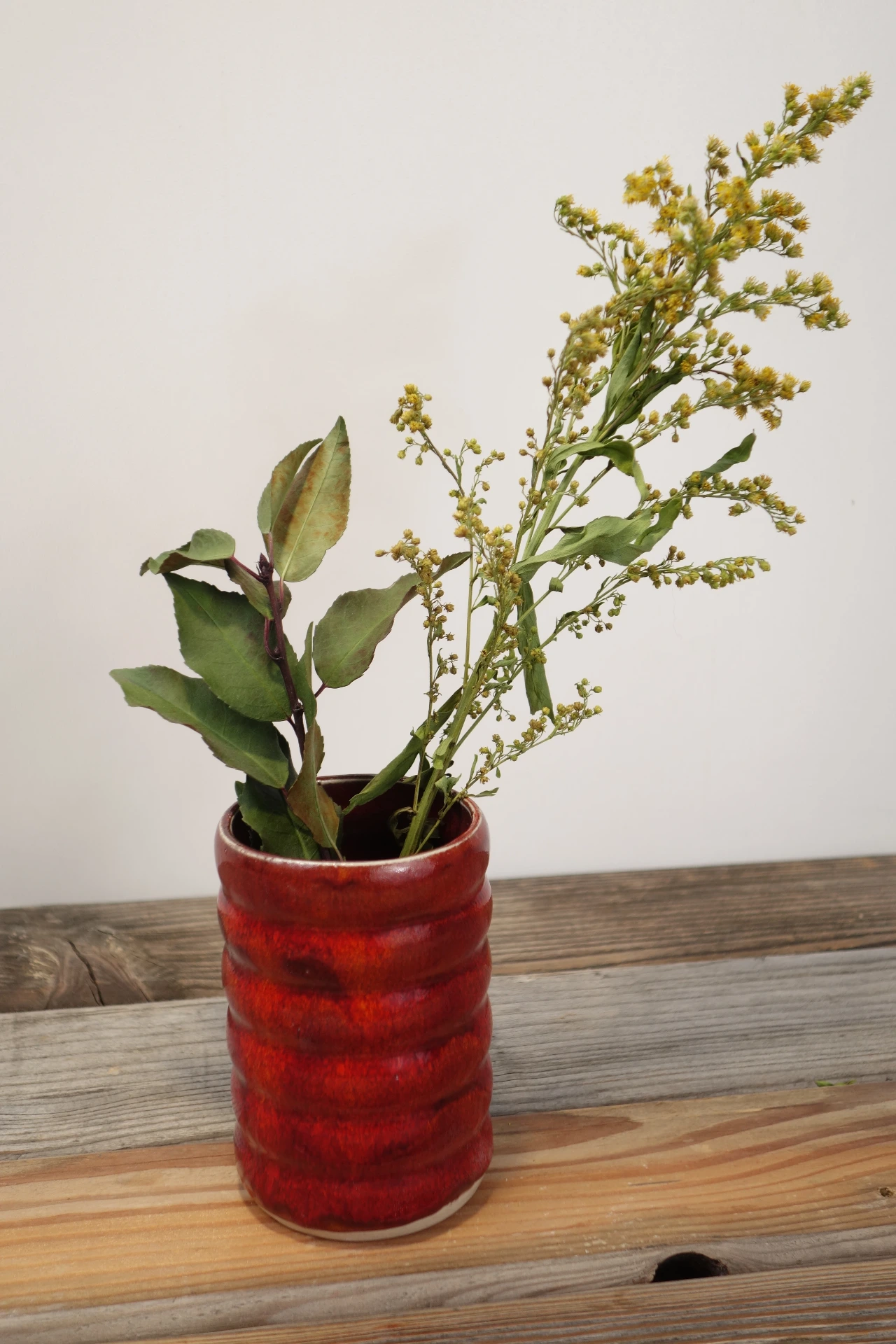 Vase dunkelrot effektvoll