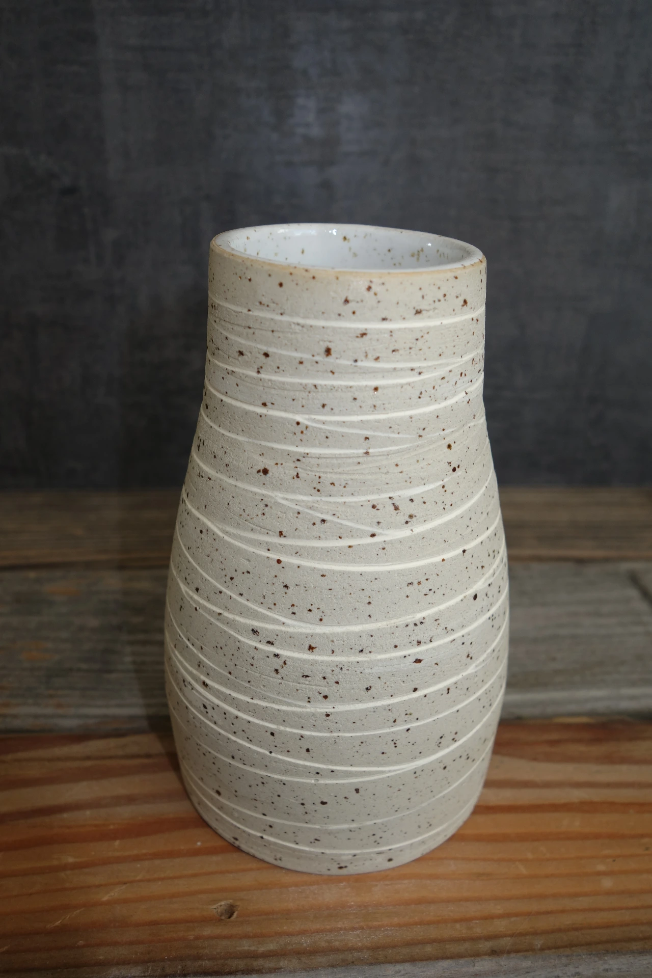 Naturbelassene Vase No. 3 mit organischer Linienstruktur  